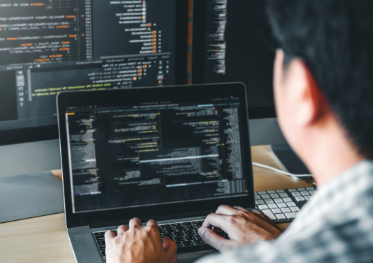 薄茶色の背景に和風Webサイトが表示されたPCとスマートフォンのモックアップ